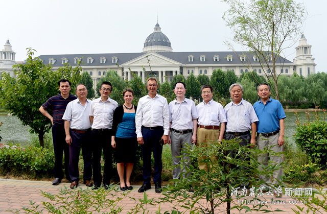 8月16日下午，马丁一行和河南农业大学校长张改平等在中原农村信息港举行会谈